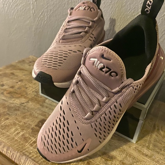 Athletic shoes - Picture 2 of 3